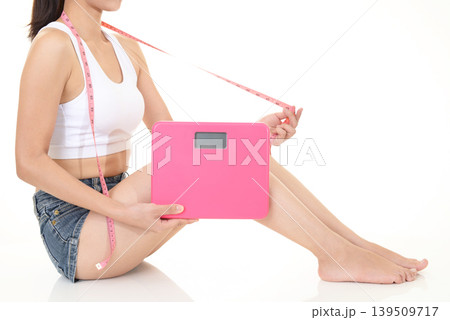 体重計を持つ女性 体重計を持つ女性 139509717