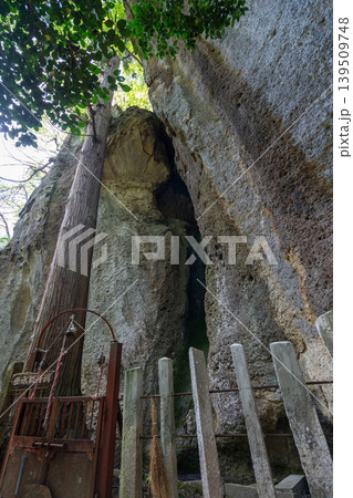 垂水遺跡、杉の木と石柱のある日本の岩窟神社の入口外観 垂水遺跡、杉の木と石柱のある日本の岩窟神社の入口外観 139509748