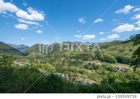 山寺、垂水遺跡の春の山の谷と田舎町のパノラマ風景 山寺、垂水遺跡の春の山の谷と田舎町のパノラマ風景 139509759