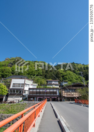 山寺の山麓に続くオレンジ色の橋と伝統的な日本建築の縦構図 山寺の山麓に続くオレンジ色の橋と伝統的な日本建築の縦構図 139509776