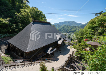 山形・山寺の大きな瓦屋根と山の谷の眺望を持つ伝統的な日本の寺院建物 139509790