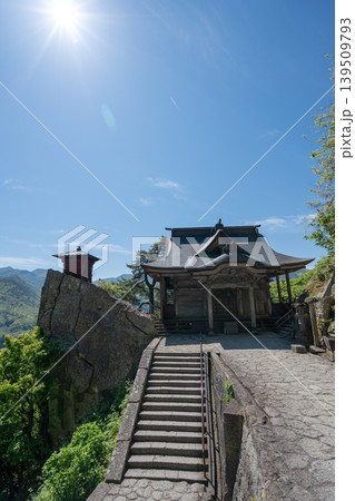 山形・山寺の青空を背景にした崖端の五大堂の縦構図 139509793