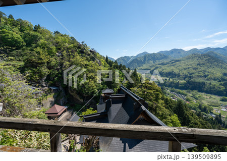 山形・山寺の木製回廊の欄干越しに望む谷と山の風景 山形・山寺の木製回廊の欄干越しに望む谷と山の風景 139509895
