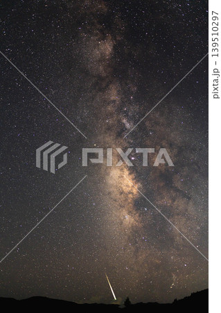 みつえ高原牧場(奈良県御杖村)で撮影した天の川と流れ星のコラボ みつえ高原牧場(奈良県御杖村)で撮影した天の川と流れ星のコラボ 139510297