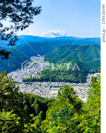 東殿山から望む郡上八幡城と郡上八幡の町並み 139510349