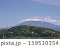 雲がかかった富士山 139510354