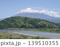 快晴ながら雲がかかった富士山と富士川 139510355