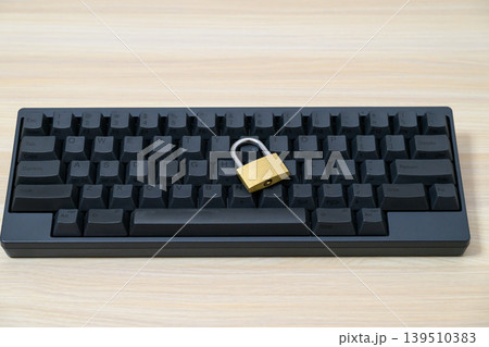 キーボード上の南京錠で表すセキュリティ キーボード上の南京錠で表すセキュリティ 139510383