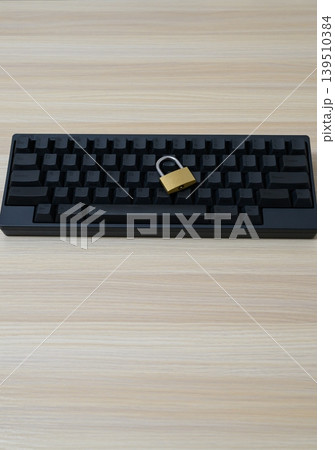 ネットセキュリティを象徴する鍵とキーボード ネットセキュリティを象徴する鍵とキーボード 139510384