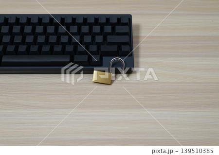開錠された南京錠とキーボードの危険イメージ 開錠された南京錠とキーボードの危険イメージ 139510385