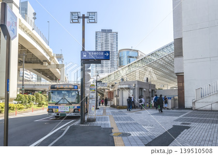 横浜の都市風景　横浜駅西口のバスターミナル 139510508