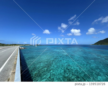 沖縄離島の橋から望む青空と透明な海の絶景 沖縄離島の橋から望む青空と透明な海の絶景 139510726
