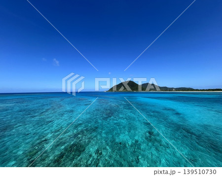 南国の青空と透明度抜群の海に浮かぶ離島の風景 139510730