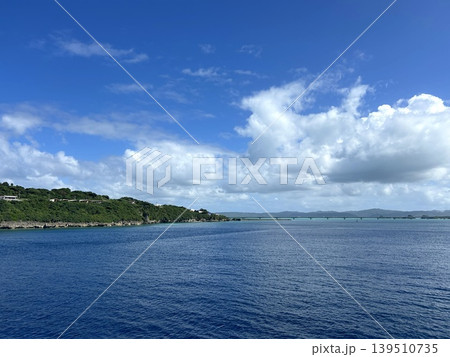 ドラマチックな雲が広がる青い海と離島の遠景 ドラマチックな雲が広がる青い海と離島の遠景 139510735