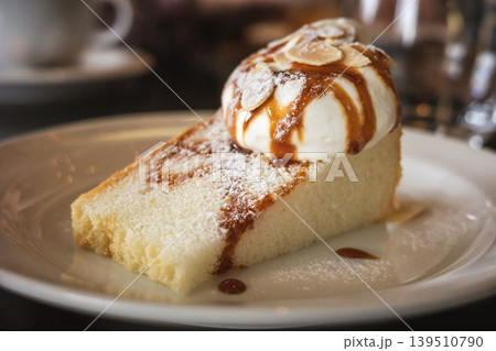 生クリームとアーモンドを乗せたシフォンケーキの一切れ 生クリームとアーモンドを乗せたシフォンケーキの一切れ 139510790