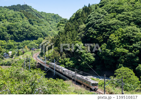【御殿番線】渓谷沿いを走行する普通列車 139510817