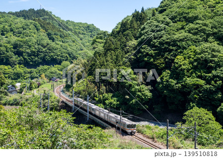 【御殿番線】渓谷沿いを走行する普通列車 139510818