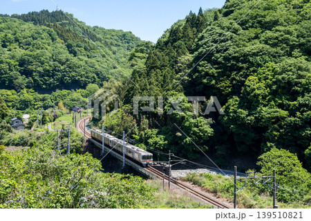 【御殿番線】渓谷沿いを走行する普通列車 【御殿番線】渓谷沿いを走行する普通列車 139510821