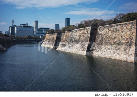 大阪のビル群を背景にする大阪城の堀と石垣 大阪のビル群を背景にする大阪城の堀と石垣 139510917