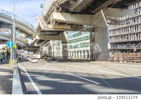 横浜の都市風景　横浜駅西口前の東海道と首都高 139511174