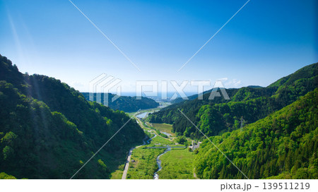 五月になって雪解け水が流れるのは富山県東部を流れる小川 五月になって雪解け水が流れるのは富山県東部を流れる小川 139511219