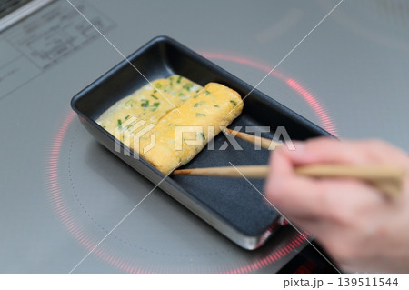 卵焼きを調理する主婦の手 139511544