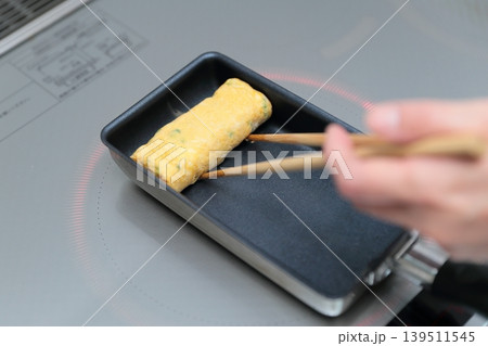 卵焼きを調理する主婦の手 139511545