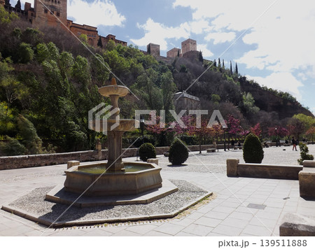 Fountain at the Paseo de los Tristes (Park of the Sad People) with the Alhambra castle in the background 139511888