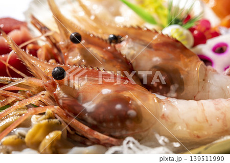新鮮なエビを使った日本料理、刺身で味わう海の幸の豪華な盛り合わせ 新鮮なエビを使った日本料理、刺身で味わう海の幸の豪華な盛り合わせ 139511990