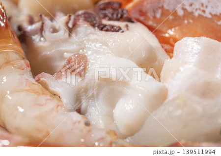 新鮮な刺身の盛り合わせ、つやつやとした白身魚と赤身が食欲をそそる 新鮮な刺身の盛り合わせ、つやつやとした白身魚と赤身が食欲をそそる 139511994