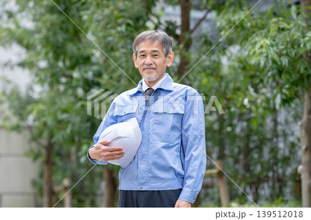 作業服の男性 屋外 ヘルメット 作業服の男性 屋外 ヘルメット 139512018