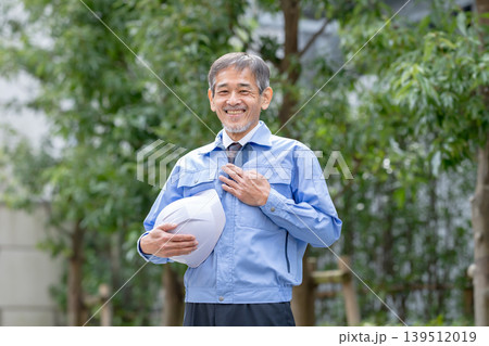 作業服の男性 屋外 ヘルメット 作業服の男性 屋外 ヘルメット 139512019