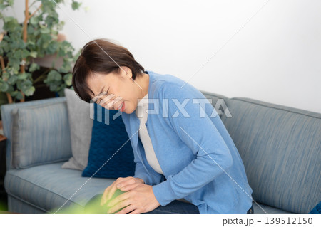 女性　膝関節症 139512150
