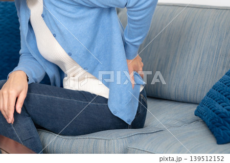 女性 腰痛 女性 腰痛 139512152