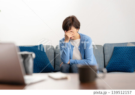 落ち込む女性　絶望 139512157
