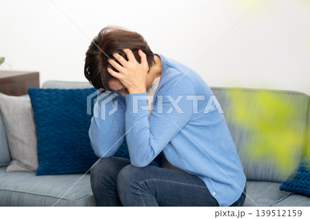 落ち込む女性　絶望 139512159