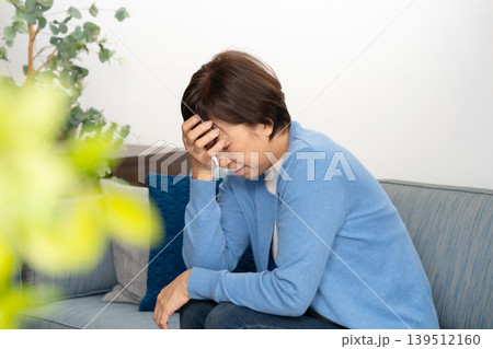 落ち込む女性 絶望 落ち込む女性 絶望 139512160