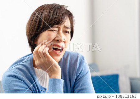 歯痛　女性　顎 139512163