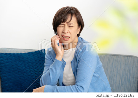 歯痛 女性 顎 歯痛 女性 顎 139512165