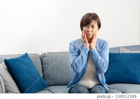 歯痛 女性 顎 歯痛 女性 顎 139512169