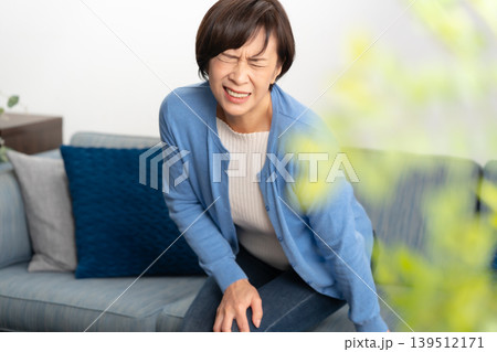 女性　膝関節症 139512171