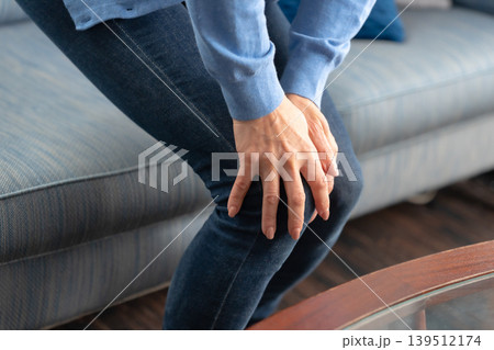 女性　膝関節症　手元 139512174