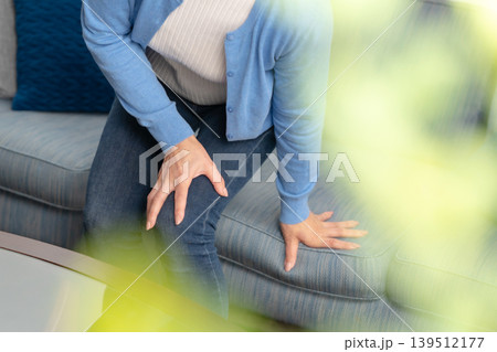 女性　膝関節症　手元 139512177