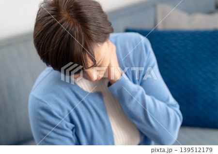 女性 肩こり 首こり 頭痛 女性 肩こり 首こり 頭痛 139512179