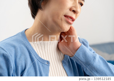 女性 肩こり 首こり 頭痛 手元 女性 肩こり 首こり 頭痛 手元 139512185