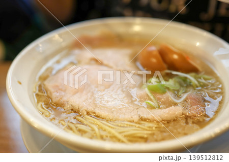 とろける味玉と大きなチャーシューが主役の濃厚鶏豚骨ラーメン クローズアップ とろける味玉と大きなチャーシューが主役の濃厚鶏豚骨ラーメン クローズアップ 139512812