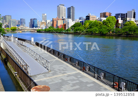 大阪　大川の八軒家浜から見た中之島周辺の風景 139512858