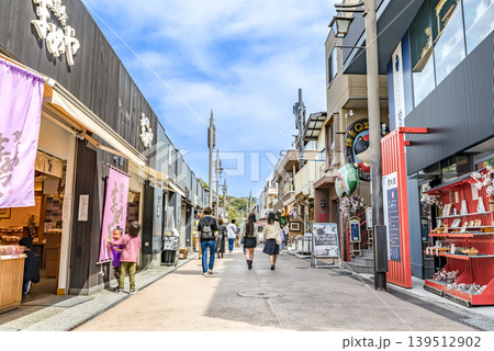 神奈川県鎌倉市の都市風景　小町通りの街並み 139512902