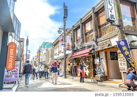 神奈川県鎌倉市の都市風景　小町通り商店街の街並み 139513003