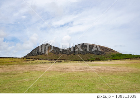 アフ・トンガリキから見たラノ・ララク山のカルデラ、イースター島2025年11月 139513039